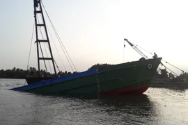 Sà lan đang được lực lượng chức năng trục vớt. (Ảnh: Huyền Trang/TTXVN)