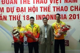 Đại sứ Phạm Vinh Quang chúc mừng 3 vận động viên giành huy chương vàng. (Ảnh: Trần Chiến/Vietnam+)