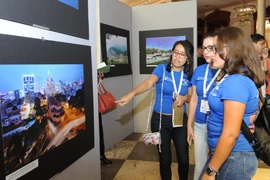 Các sinh viên Đại học tự trị Zacatecas tại triển lãm ảnh. (Ảnh: Việt Hùng/Vietnam+)