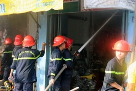 Cảnh sát phòng cháy chữa cháy Công an tỉnh Kiên Giang chữa cháy. (Ảnh: Lê Huy Hải/TTXVN)