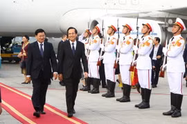 Lễ đón Thủ tướng Lào Thongloun Sisoulith tại sân bay quốc tế Nội Bài, chiều 29/3. (Nguồn: TTXVN)