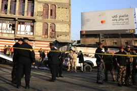 Lực lượng an ninh Iraq phong tỏa hiện trường vụ đánh bom. (Nguồn: AFP/TTXVN)