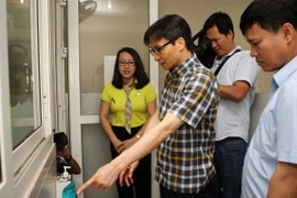 Phó Thủ tướng Vũ Đức Đam kiểm tra vệ sinh trường học ở Hà Nội