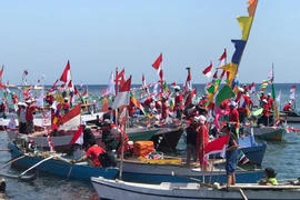 Các thuyền buồm tại vùng biển của đảo Tambora. (Ảnh: Đỗ Quyên/Vietnam+)