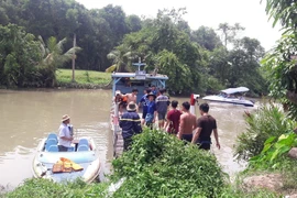 Các lực lượng chức năng tìm kiếm người mất tích. (Ảnh: Nguyễn Văn Việt/TTXVN)