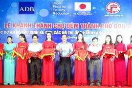 Các đại biểu cắt băng khánh thành chợ đêm thành phố Đông Hà. (Ảnh: Trịnh Bang Nhiệm/TTXVN)