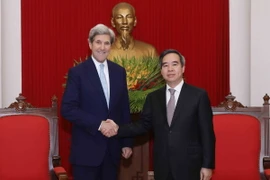 Trưởng Ban Kinh tế Trung ương Nguyễn Văn Bình tiếp cựu Ngoại trưởng Mỹ John Kerry, Chủ tịch danh dự Quỹ Hoà bình Quốc tế Carnegie. (Ảnh: Phương Hoa/TTXVN)
