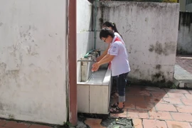 Học sinh trường Tiểu học Lê Hồng Phong, thành phố Ninh Bình (tỉnh Ninh Bình) phải sử dụng nhà vệ sinh xuống cấp. (Ảnh: Hải Yến/TTXVN)