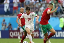 Cầu thủ Sardar Azmoun (giữa) của Iran nỗ lực kiểm soát bóng trước các cầu thủ Maroc trong trận đấu bảng B vòng chung kết World Cup 2018 diễn ra ở Saint Petersburg, Nga ngày 15/6. (Nguồn: THX/TTXVN)