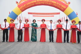 Các đại biểu thực hiện nghi thức cắt băng thông xe. (Ảnh: Việt Dũng/TTXVN)
