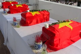 Xúc động hình ảnh lễ an táng hài cốt liệt sỹ hy sinh tại Lào