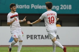 Các cầu thủ đội tuyển Olympic Syria ăn mừng trong trận thắng đội tuyển Olympic Palestines với tỷ số 1-0. (Ảnh: Hoàng Linh/TTXVN)