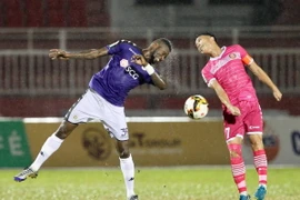 Pha tranh bóng giữa Hoàng Vũ Samson (39,Hà Nội FC) và Ngọc Duy (7,Sài Gòn FC). (Ảnh: Quang Nhựt/TTXVN)