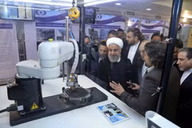 Tổng thống Hassan Rouhani cùng một loạt quan chức cấp cao của Iran tham dự Ngày Công nghệ Hạt nhân quốc gia. (Nguồn: AP)