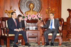 Bí thư Thành ủy Thành phố Hồ Chí Minh Nguyễn Thiện Nhân tiếp Phó Chủ tịch Tập đoàn Lotte Hwang Kag Gyu. (Ảnh: Tiến Lực/TTXVN)