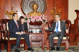 Bí thư Thành ủy Thành phố Hồ Chí Minh Nguyễn Thiện Nhân tiếp Phó Chủ tịch Tập đoàn Lotte Hwang Kag Gyu. (Ảnh: Tiến Lực/TTXVN)