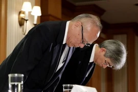Lãnh đạo Đại học Y Tokyo cúi đầu xin lỗi tại buổi họp báo ngày 7/8. (Nguồn: AFP)