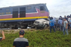 Hiện trường vụ tai nạn tàu hỏa đâm xe ôtô khiến 4 người thương vong. (Nguồn: TTXVN phát)