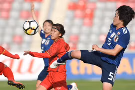 Các cầu thủ nữ Việt Nam (áo_đỏ) trong trận đấu với Nhật Bản. (Nguồn: the-afc.com)