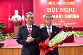 Ông Lê Trường Lưu, Bí thư Tỉnh ủy (trái) tặng hoa chúc mừng ông Phan Ngọc Thọ được bầu giữ chức vụ Phó Bỉ thư Tỉnh ủy, Chủ tịch Ủy ban Nhân dân tỉnh Thừa Thiên-Huế. (Ảnh: Quốc Việt/Vietnam+)