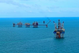 Các giàn khoan tại mỏ Bạch Hổ do Xí nghiệp Khai thác dầu khí quản lý. (Ảnh: Huy Hùng/TTXVN)