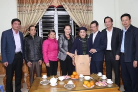 Chủ tịch Quốc hội Nguyễn Thị Kim Ngân thăm và tặng quà bà Nguyễn Thị Lành là vợ liệt sỹ, thôn Trang, xã Phương Độ, thành phố Hà Giang. (Ảnh: Trọng Đức/TTXVN)
