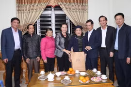 Chủ tịch Quốc hội Nguyễn Thị Kim Ngân thăm và tặng quà bà Nguyễn Thị Lành là vợ liệt sỹ, thôn Trang, xã Phương Độ, thành phố Hà Giang. (Ảnh: Trọng Đức/TTXVN)