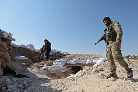 Phiến quân phòng thủ trước các cuộc tấn công của lực lượng Chính phủ tại tỉnh Idlib, Syria ngày 31/8. (Nguồn: AFP/TTXVN)
