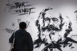 Khách tham quan ngôi nhà nơi Karl Marx sinh ra tại Trier, Đức. (Nguồn: THX/TTXVN)