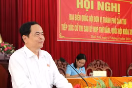 Chủ tịch Ủy ban Trung ương Mặt trận Tổ quốc Việt Nam Trần Thanh Mẫn trả lời ý kiến cử tri tại buổi tiếp xúc. (Ảnh: Thanh Liêm/TTXVN)