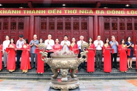 Các đại biểu cắt băng khánh thành công trình Đền thờ Ngã ba Đồng Lộc. (Ảnh: Công Tường/TTXVN)