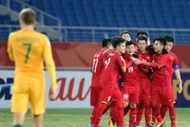 Các cầu thủ U23 Việt Nam ăn mừng sau bàn thắng của Quang Hải. (Ảnh: Hoàng Linh/TTXVN)