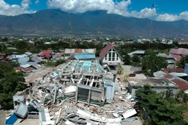 Một tòa nhà bị đổ sập sau trận động đất kèm theo sóng thần ở Sulawesi, Indonesia ngày 30/9/2018. (Nguồn: AFP/TTXVN)