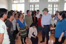 Phó Chủ tịch Quốc hội Phùng Quốc Hiển thăm hỏi các hộ gia đình của bản Hua Cưởm 1, xã Trung Đồng, huyện Tân Uyên đang ở tạm tại trường học. (Ảnh: Quý Trung/TTXVN)