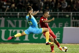 Pha tranh bóng giữa cầu thủ hai đội. (Ảnh: Quang Nhựt/TTXVN)