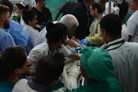 Chuyển một nạn nhân sống sót trong vụ tai nạn máy bay ở La Habana ngày 18/5. (Nguồn: THX/TTXVN)