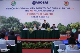 Ông Hồ Đức Phớc, Ủy viên Trung ương Đảng, Tổng Kiểm toán Nhà nước, Trưởng Ban Tổ chức Đại hội ASOSAI 14 trả lời câu hỏi của phóng viên các cơ quan thông tấn, báo chí tại cuộc họp báo về ASOSAI 14. (Ảnh: Dương Giang/TTXVN)