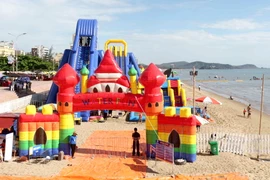 Công viên giải trí WaterFun Cửa Lò được làm bằng phao có diện tích gần 10.000 m2 nằm ngay trên bãi biển Cửa Lò. (Ảnh: Nguyễn Oanh/TTXVN)