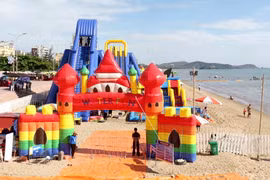 Công viên giải trí WaterFun Cửa Lò được làm bằng phao có diện tích gần 10.000 m2 nằm ngay trên bãi biển Cửa Lò. (Ảnh: Nguyễn Oanh/TTXVN)