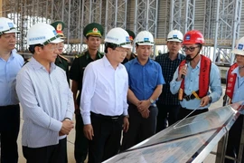 Phó Thủ tướng Trịnh Đình Dũng kiểm tra khu vực cảng biển của Công ty Formosa. (Ảnh. Công Tường/TTXVN)