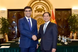 Thứ trưởng thường trực Bộ Ngoại giao Bùi Thanh Sơn và Thứ trưởng Turkmenistan Vepa Hajiev chủ trì Tham vấn chính trị giữa Bộ Ngoại giao hai nước. (Nguồn: TTXVN)