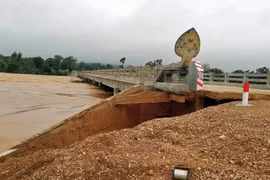 Nước lũ dâng cao gây sạt lở cầu bắc qua sông Sekong ở tỉnh Stung Treng, Campuchia. (Nguồn: Al Jazeera)