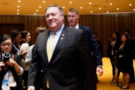 Ngoại trưởng Mỹ Mike Pompeo (giữa) tham dự hội nghị AMM51 tại Singapore ngày 4/8. (Nguồn: AFP/TTXVN)