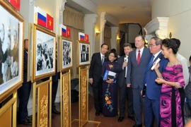 Các đại biểu tham quan Triển lãm "Hồ Chí Minh với nước Nga mến yêu," nhân kỷ niệm 95 năm ngày Bác Hồ lần đầu tiên đến nước Nga. (Ảnh: Xuân Khu/TTXVN)