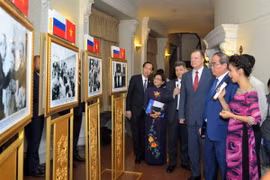 Các đại biểu tham quan Triển lãm "Hồ Chí Minh với nước Nga mến yêu," nhân kỷ niệm 95 năm ngày Bác Hồ lần đầu tiên đến nước Nga. (Ảnh: Xuân Khu/TTXVN)