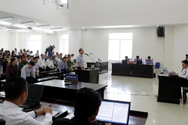 Bị cáo Vũ Đức Thuận, nguyên Tổng Giám đốc PVC trả lời các câu hỏi trước Hội đồng xét xử. (Ảnh: Văn Điệp/TTXVN)