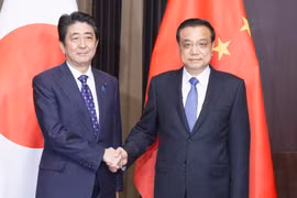 Ảnh tư liệu: Thủ tướng Nhật Bản Shinzo Abe gặp người đồng cấp Trung Quốc Lý Khắc Cường hồi tháng 11/2015. (Nguồn: THX)