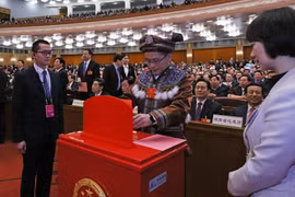 Đại biểu bỏ phiếu tại hội nghị. (Nguồn: THX/TTXVN)
