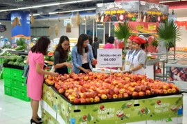 Người tiêu dùng mua sắm tại siêu thị Vinmart Royal City. (Ảnh: Phương Anh/TTXVN)