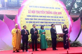 Đón nhận quyết định của Thủ tướng Chính phủ công nhận bia Côn Sơn Tư Phúc Tự Bi là bảo vật quốc gia. (Ảnh: Mạnh Minh/Vietnam+)